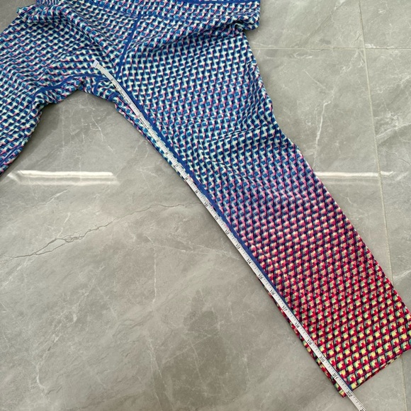 Women’s Athleta Vivid Sonar Ombre Capri Workout Athletic Leggings Size Medium - Picture 14 of 16